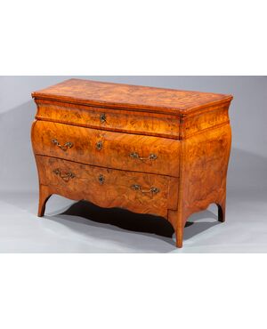 Cassettone lastronato in noce e radica di noce Lombardia, metà del XVIII secolo