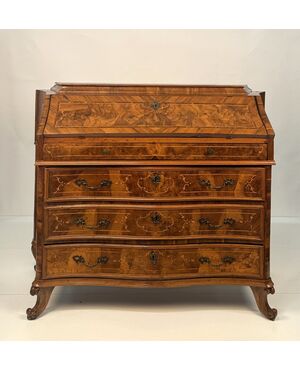 Cassettone a ribalta lastronato in noce e radica di noce, Lombardia (Brescia), XVIII secolo