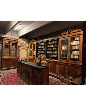 LIB159 - Farmacia in legno di noce. Epoca primi '900. Misure totali metri lineari 13,50 x H 2,90