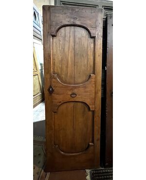 PTCI566 - Walnut door, 18th century, measures cm W 69 x H 202