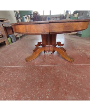 Large extendable round table