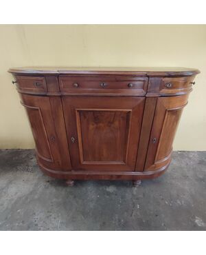 Credenza mossa i fianchi