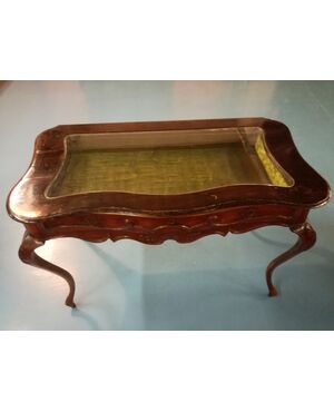 Teca in noce fianchi mossi