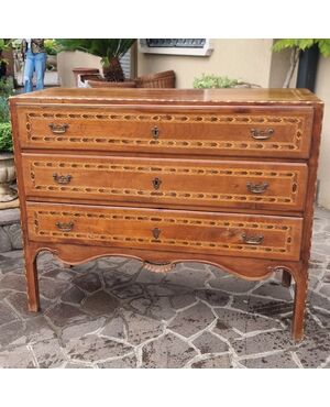 Directoire chest of drawers from the 1700s, Vicenza, in walnut with cherry wood inlays.