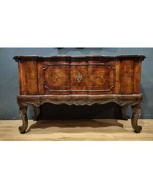 CREDENZA MOSSA LOMBARDA IN NOCE DEL 700