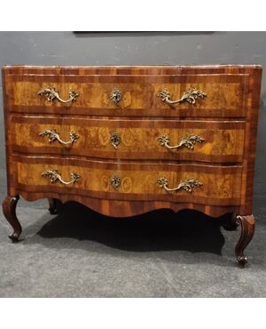 Elegant 18th-century Emilian chest of drawers in walnut and olive wood