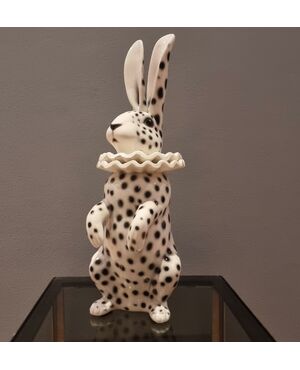 Coniglio in ceramica dipinta con vestito di Pierrot