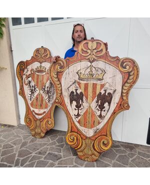 Coppia di scudi lignei nobiliari dipinti del ‘900