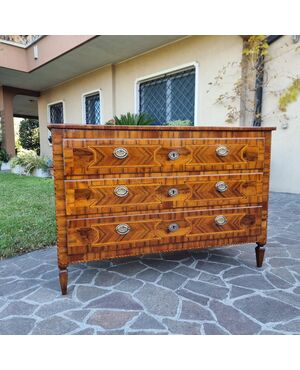 Cassettone Modenese del 700 Luigi XVI in noce con diverse essenze ed intarsi
