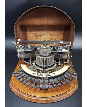 Macchina da scrivere americana Hammond a mezzaluna, epoca 1905 circa.