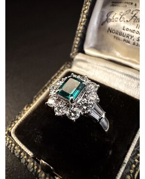 Anello  in  Platino  con  Smeraldo  e  Diamanti