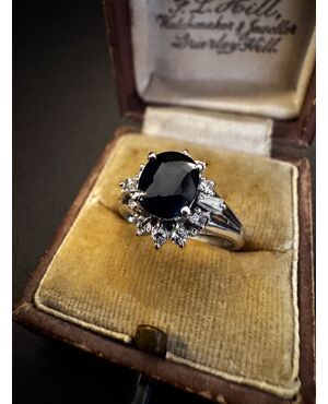 Anello  in  Platino  con  Zaffiro  e  Diamanti