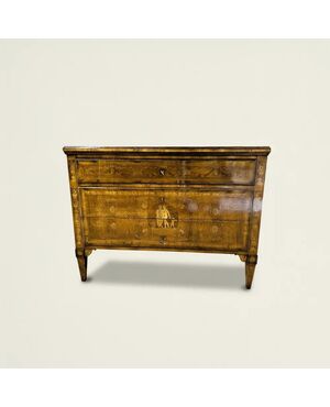 
Comò Luigi XVI in legno intarsiato – Italia, XIX Secolo