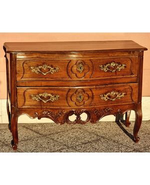 Shaped Provençal walnut chest of drawers, 18th century
