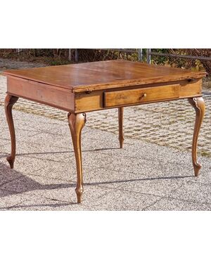 Venetian extendable solid walnut table, 18th century