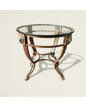 
Tavolino in ferro bronzato con teste di leone