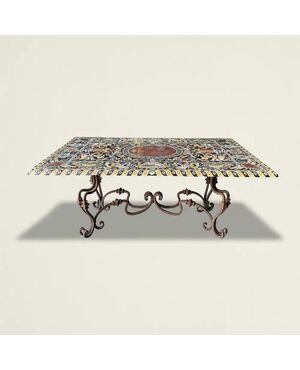
Tavolo in marmo intarsiato con base in ferro forgiato