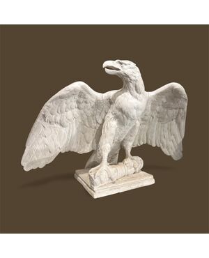 Scultura raffigurante aquila