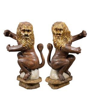 Coppia di sculture in legno intagliato, dorato e dipinto - Leoni porta bandiera. Venezia, fine XVI secolo.