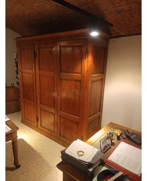 Elegante armadio in abete