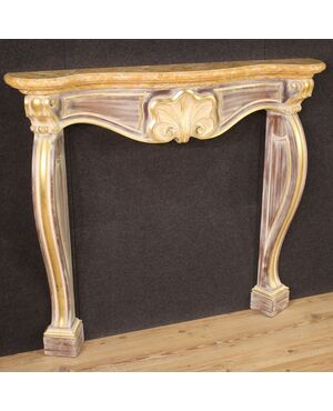 Scenografico camino italiano in legno dipinto e dorato