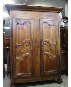 ARMADIO PROVENZALE IN NOCE CON FILETTATURE A DUE PORTE EPOCA PRIMI 800   cm L139xP50xH216