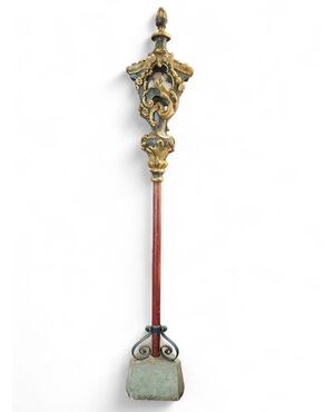 Tintinnabolo in legno intagliato