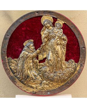 Tondo con rilievo a sbalzo Madonna con bambino e santo - Bronzo dorato - XVI secolo
