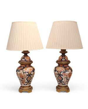 COPPIA DI LAMPADE IN PORCELLANA - IMARI - PERIODO EDO (1603 - 1868)