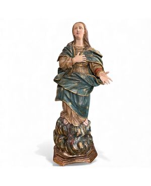 Scultura raffigurante la Madonna Assunta