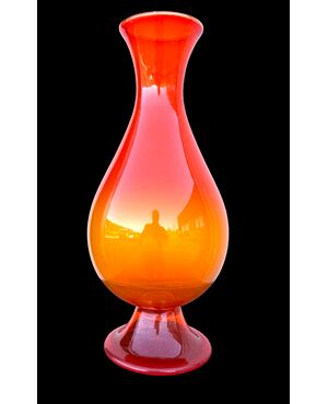 Vaso in vetro soffiato rosso arancio.Murano