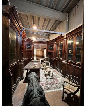 LIB160 - Farmacia in noce, con colonne e due porte, epoca '800, misure metri lineari 9,34 x H 2,84