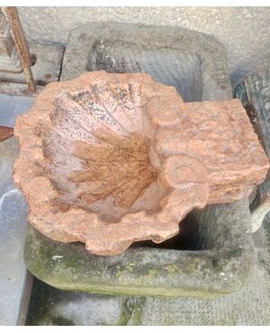 Raffinata e integra acquasantiera cm. 35 x 42