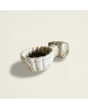 
Acquasantiera barocca in marmo con mano scolpita – XVII secolo