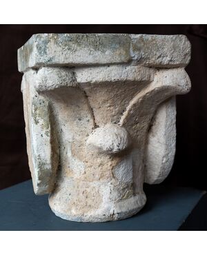 Capitello in pietra scolpito - XVI secolo