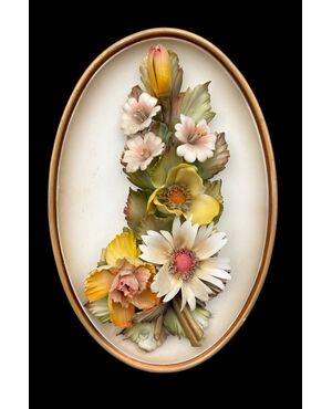 Bassorilievo ovale in porcellana con decoro floreale in rilievo.Capodimonte.