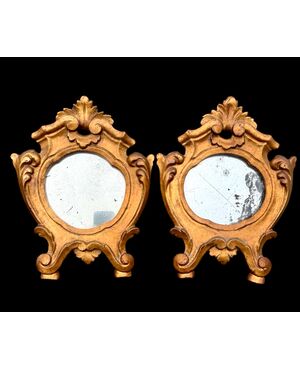 Coppia di cornici cartaglorie in legno dorato.