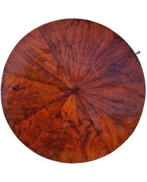 Venetian three-legged walnut table, inlaid top with segments – Early 19th century