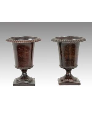 Coppia di vasi antichi in bronzo brunito. Napoli XIX secolo.