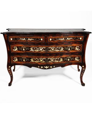 Cassettone in legno di noce intarsiato in varie essenze; Italia centrale, metà XVIII secolo