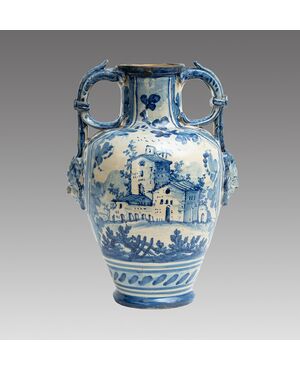 Vaso antico biansato in maiolica smaltata raffigurante paesaggio campestre. Albisola (SV) XVIII secolo.