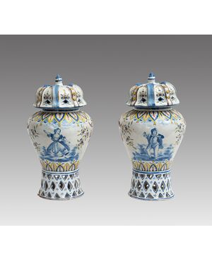 Coppia di vasi antichi in porcellana policroma raffigurante scene carnascialesche. Venezia XVIII secolo.