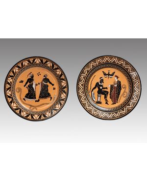 Coppia di piatti antichi "Giustiniani" in terraglia policroma appartenente agli inizi del XIX secolo.