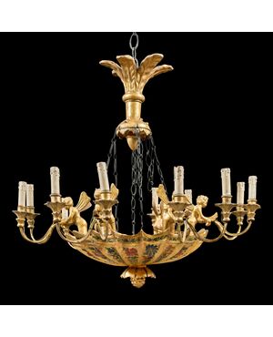 Lampadario a dieci luci in legno intagliato, dorato e dipinto. Vienna, inizi XIX secolo.