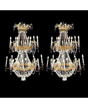 Coppia di importanti lampadari a sedici luci in cristallo e lamierino dorato. Venezia, inizi XIX secolo.