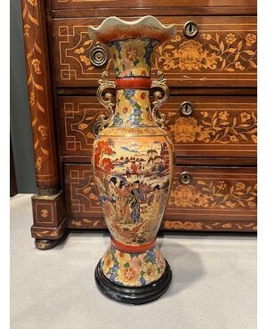 Painted and gilded porcelain vase. Japan, 20th century