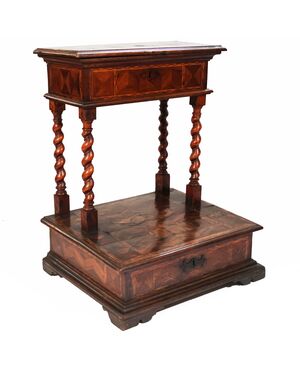 Inginocchiatoio lastronato ed intarsiato in varie essenze, colonne a torciglione, Italia, XVIII secolo