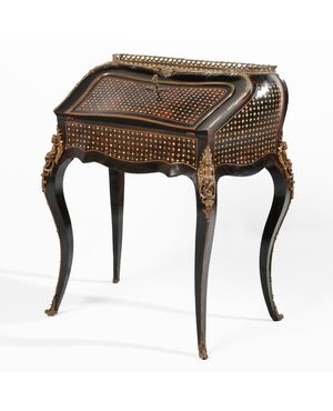 Scrittoio a ribalta in legno ebanizzato, intarsi in rame dorato e madreperla con applicazioni in bronzo dorato, Francia, XIX secolo