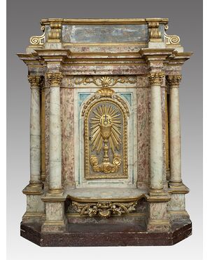 Antique tabernacle of Roman origin in marbled wood. 17th Century.
