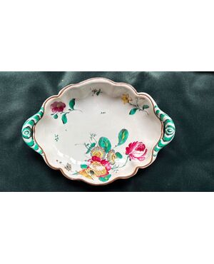 Piatto -vassoio in maiolica con decoro alla rosa.Manifattura Finck.Bologna.